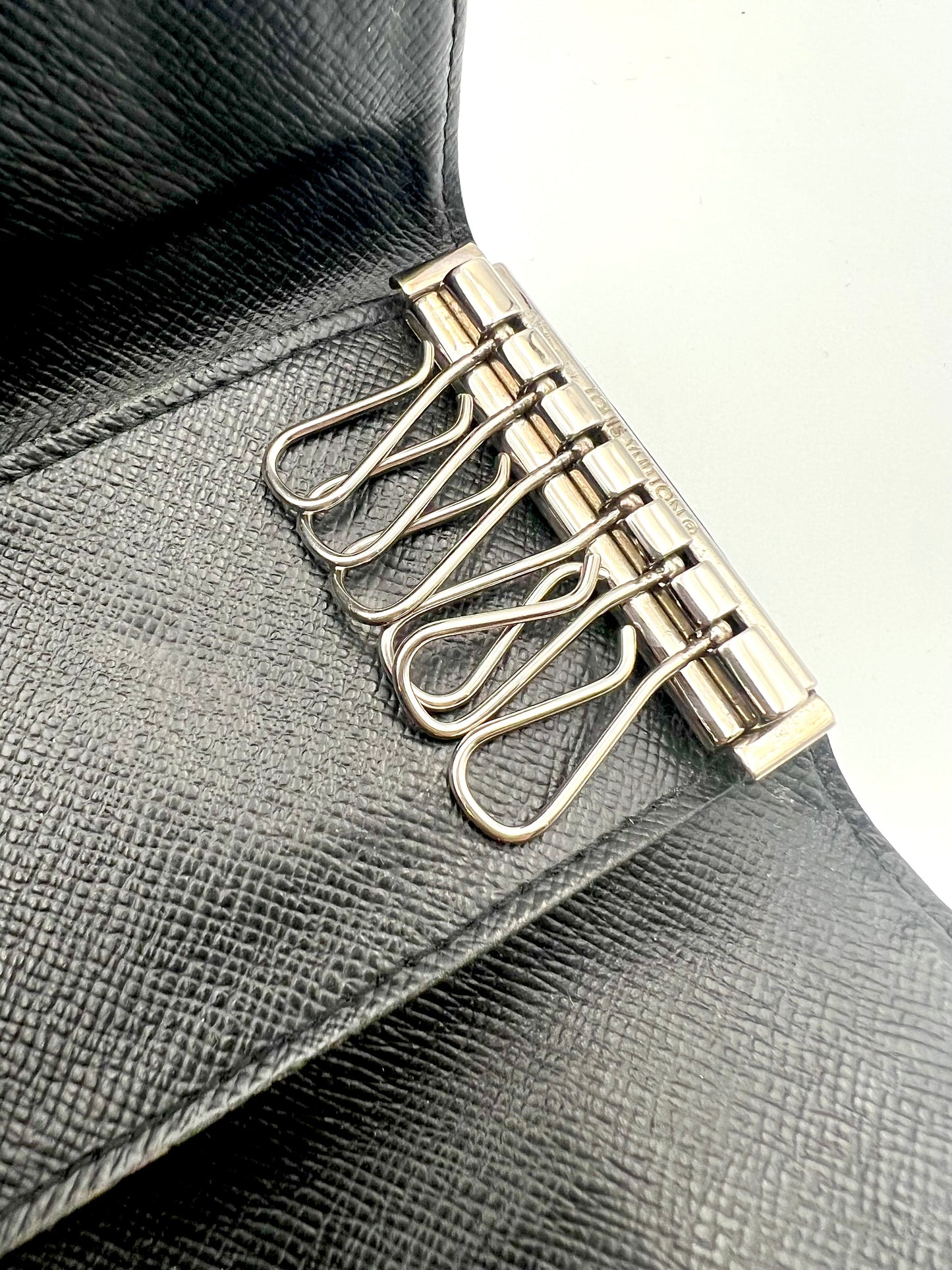 Louis Vuitton Graphite 6 Hooks Key Holder (🇵🇭P6,020)