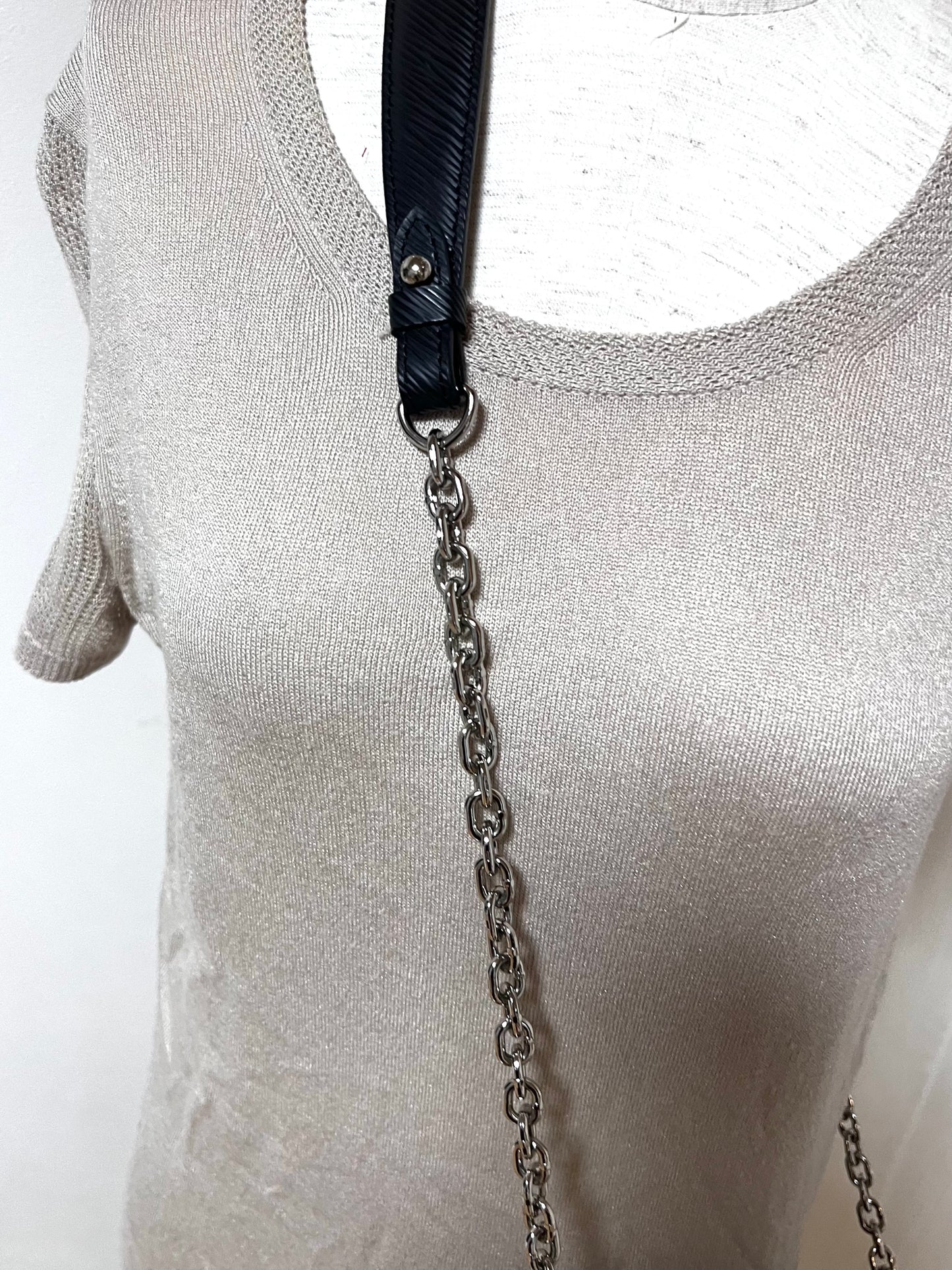 Louis Vuiiton Twist Black Epi MM Size Flap Chain Bag         (🇵🇭P103,200)
