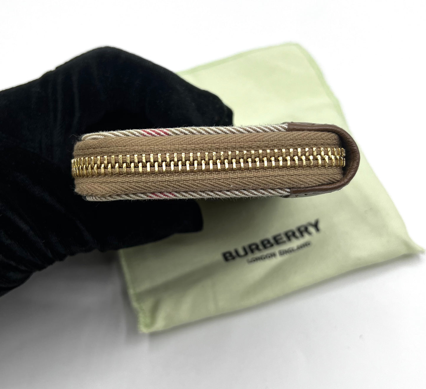 Burberry Canvas Leather Zip Around Card case  (🇵🇭P10,320)