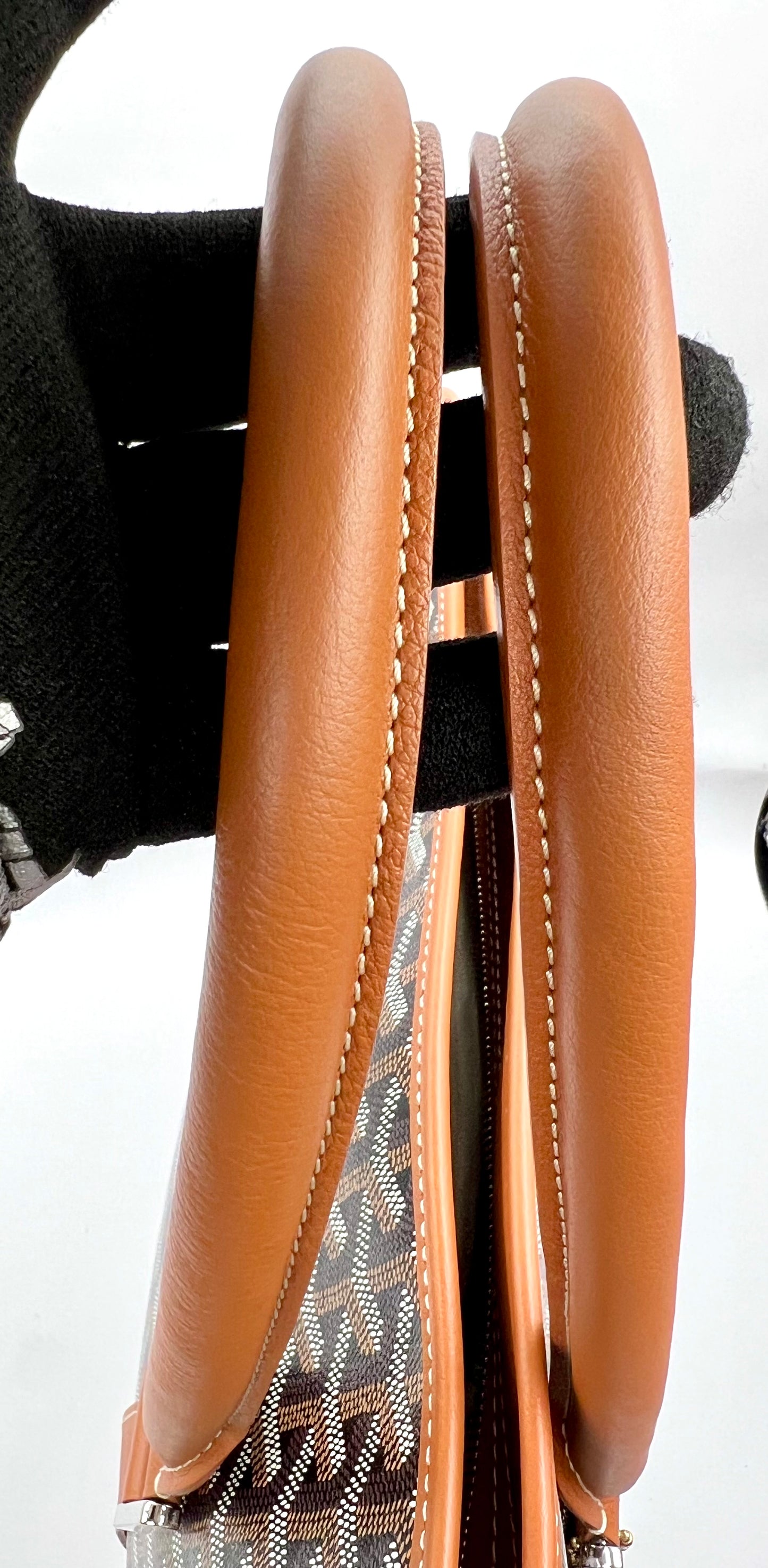 Goyard Bourgogne Tan Vertical Tote (🇵🇭P154,809)