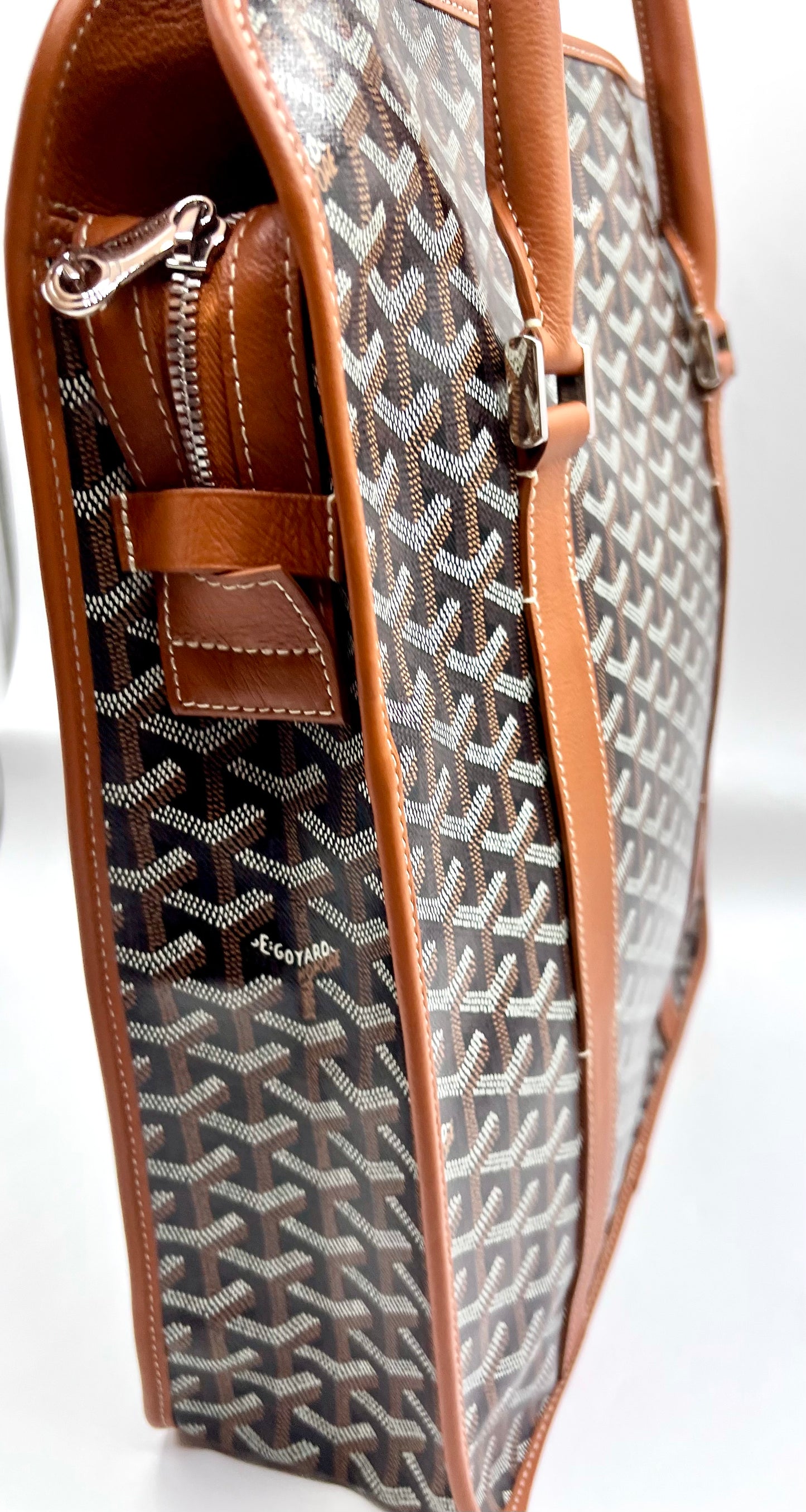 Goyard Bourgogne Tan Vertical Tote (🇵🇭P154,809)