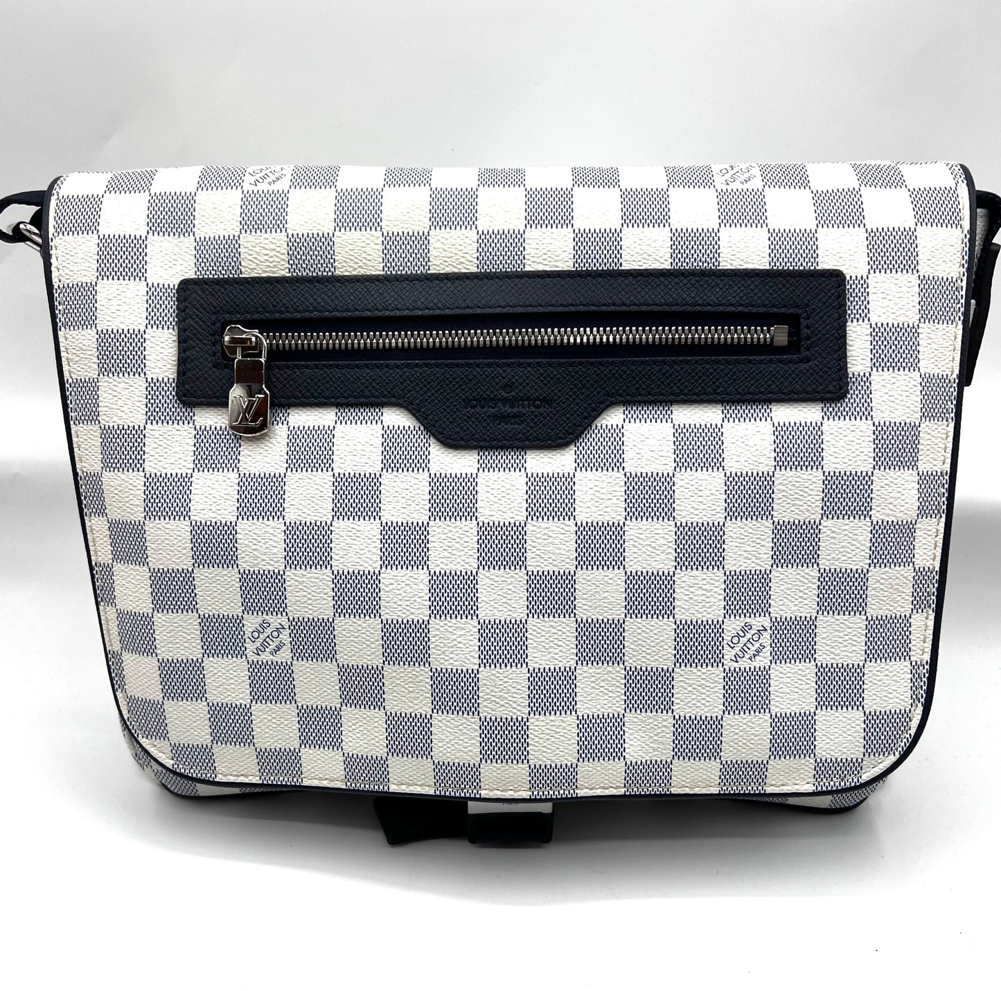Louis Vuitton Azur Match Point Messenger Crossbody Bag     (🇵🇭P59,340)