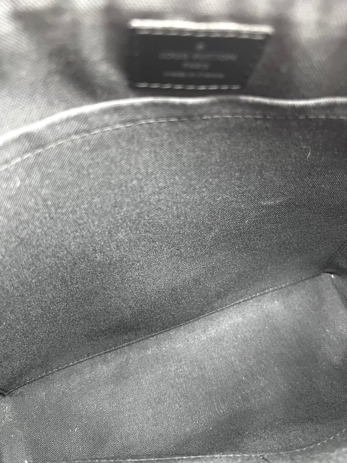 Louis Vuitton mick Graphite Mm Size Cross Body Bag       (🇵🇭P59,340)