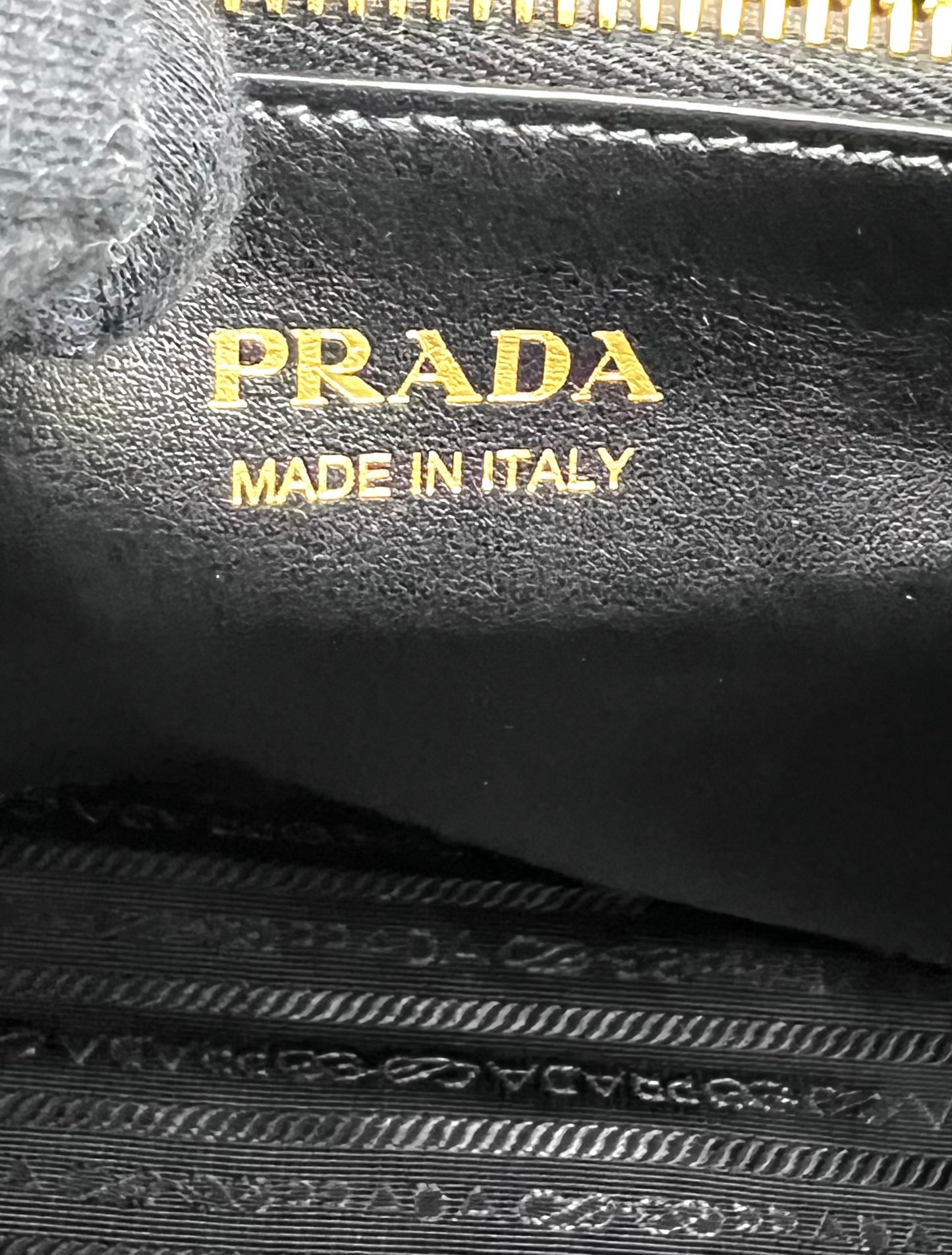 Prada Saffiano Black Monochrome Tote 2 way Bag   (🇵🇭P63,640)