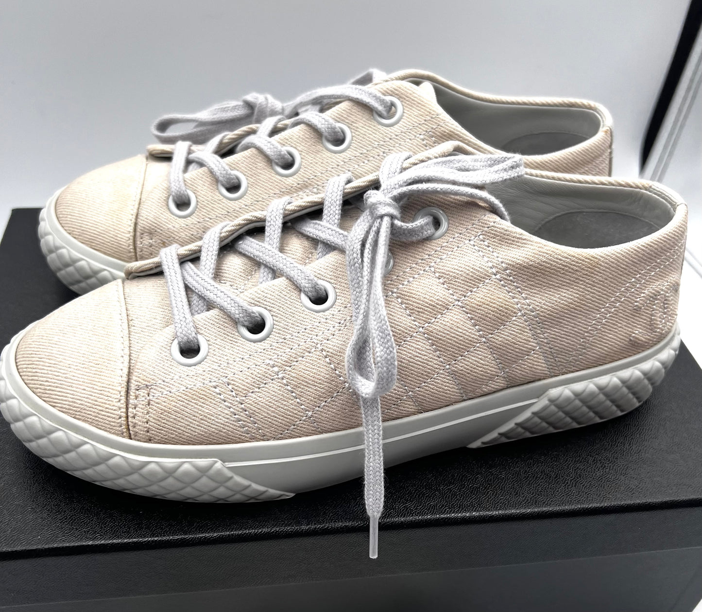 Chanel 22C cruise 2022 collection Light Blue Gray Denim CC Logo Low Top Sneakers Size 36C (🇵🇭P48,270)