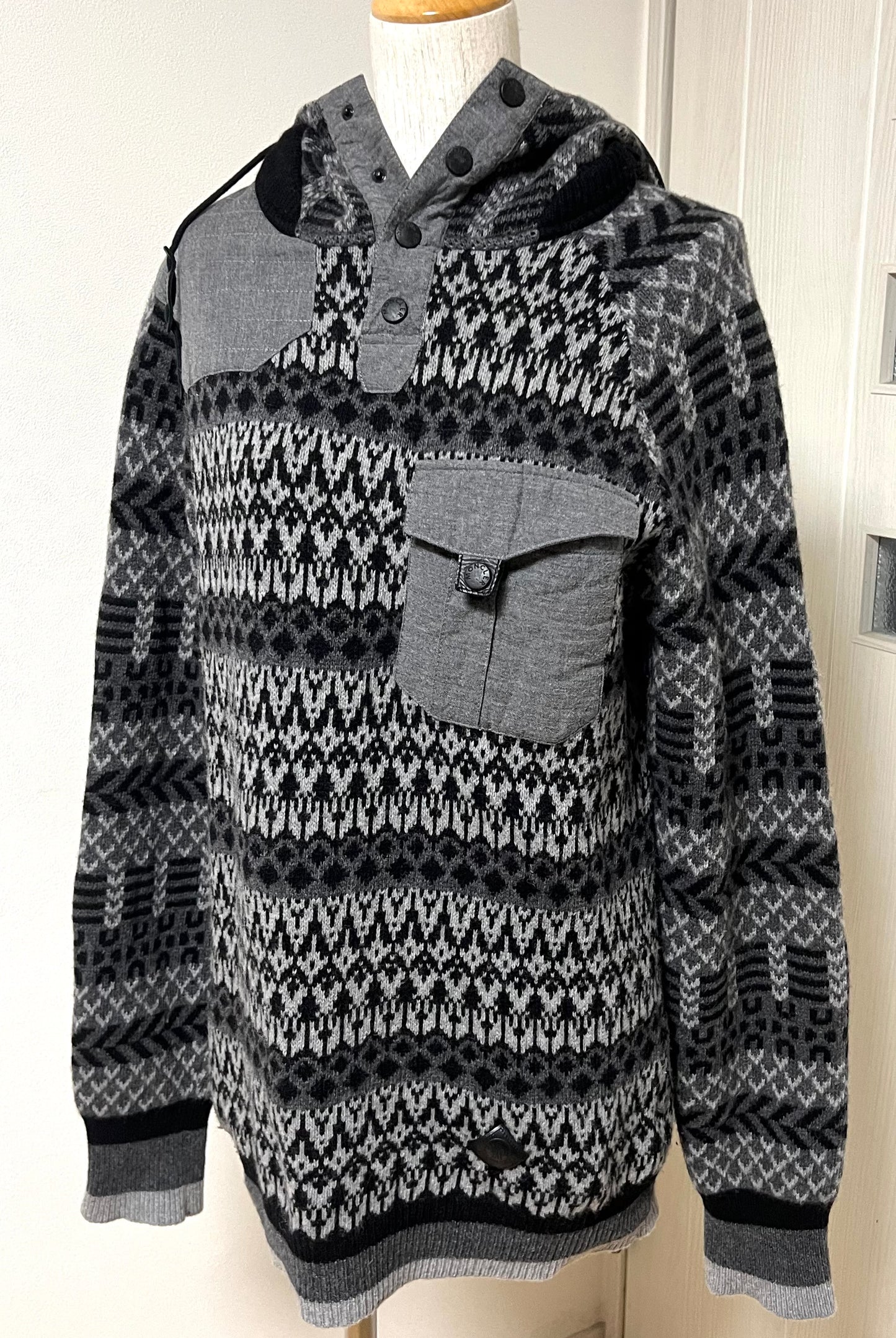 Moncler Knitted W/ Hood Sweater L size   (🇵🇭10,320)