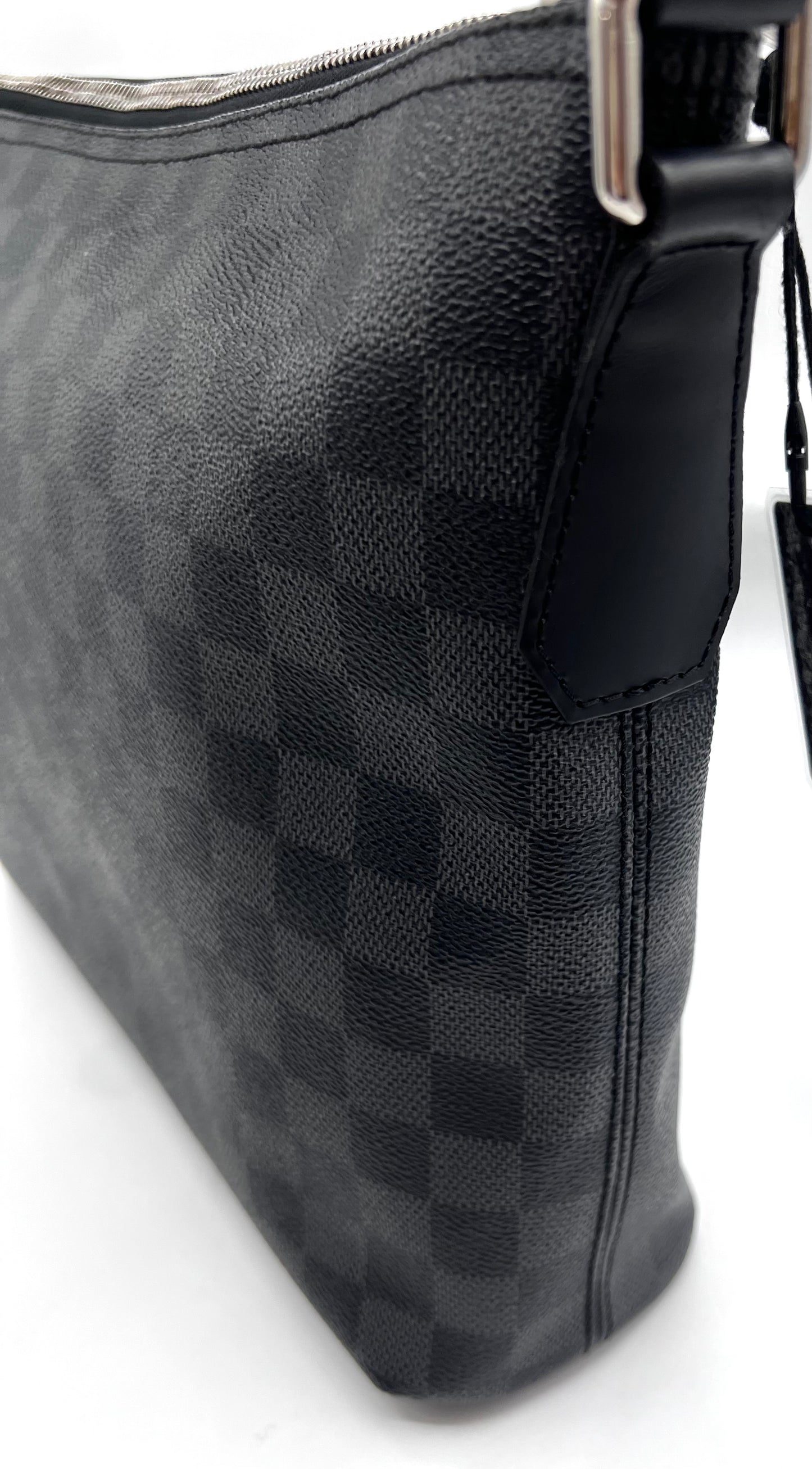 Louis Vuitton mick Graphite Mm Size Cross Body Bag       (🇵🇭P59,340)