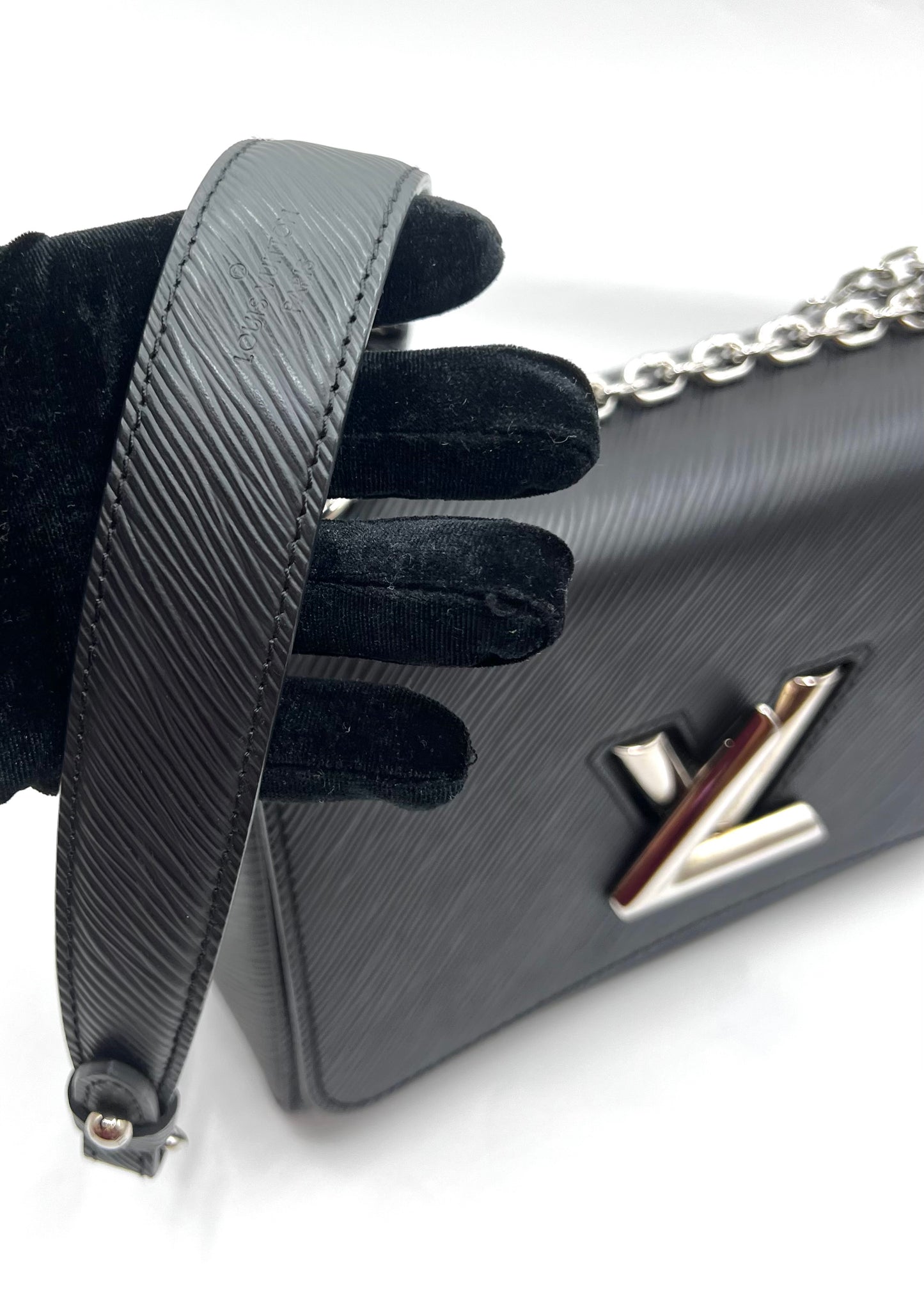 Louis Vuiiton Twist Black Epi MM Size Flap Chain Bag         (🇵🇭P103,200)