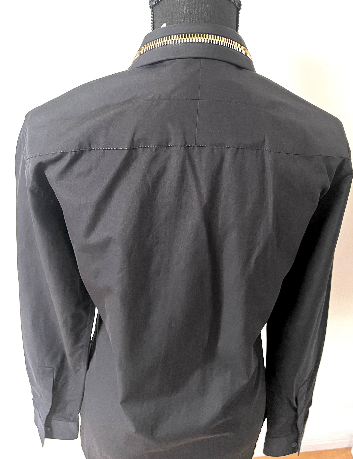 Givenchy Black Button Down Polo M size (🇵🇭P3,440)