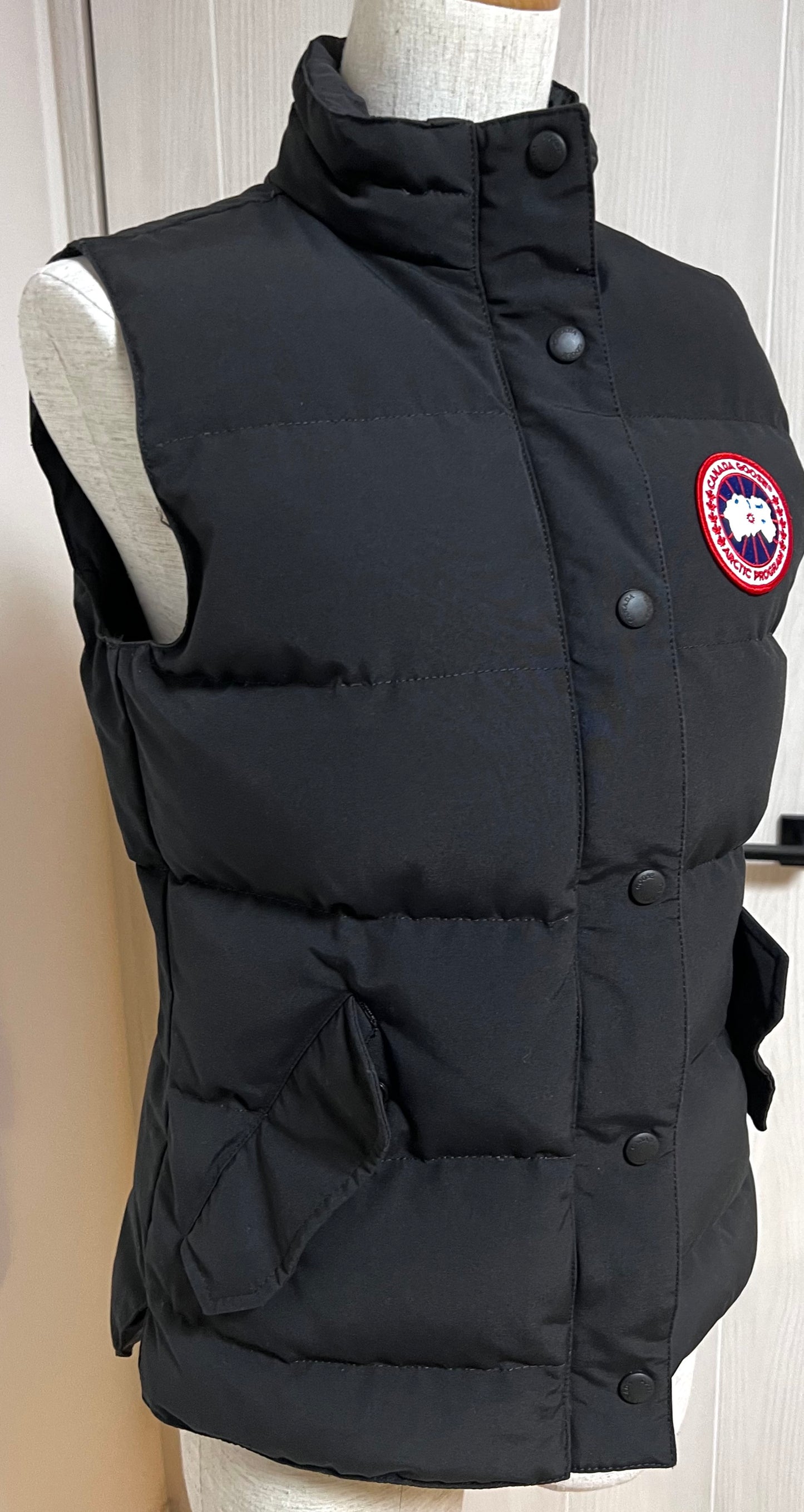 Canada Goose Black Down Vest S~M Size (🇵🇭P24,940)