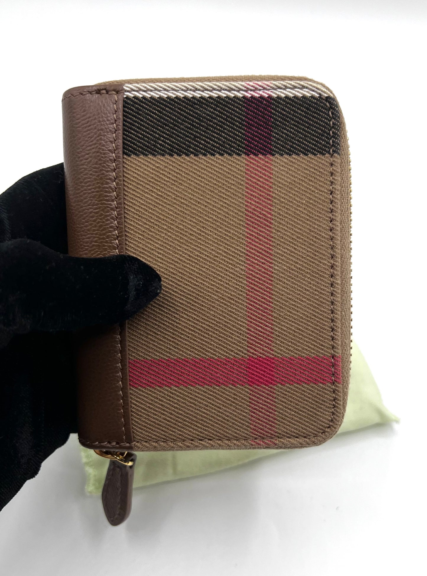 Burberry Canvas Leather Zip Around Card case  (🇵🇭P10,320)