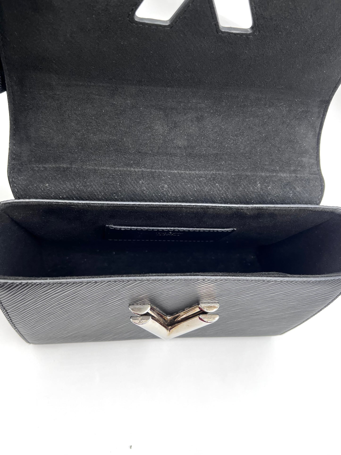 Louis Vuiiton Twist Black Epi MM Size Flap Chain Bag         (🇵🇭P103,200)
