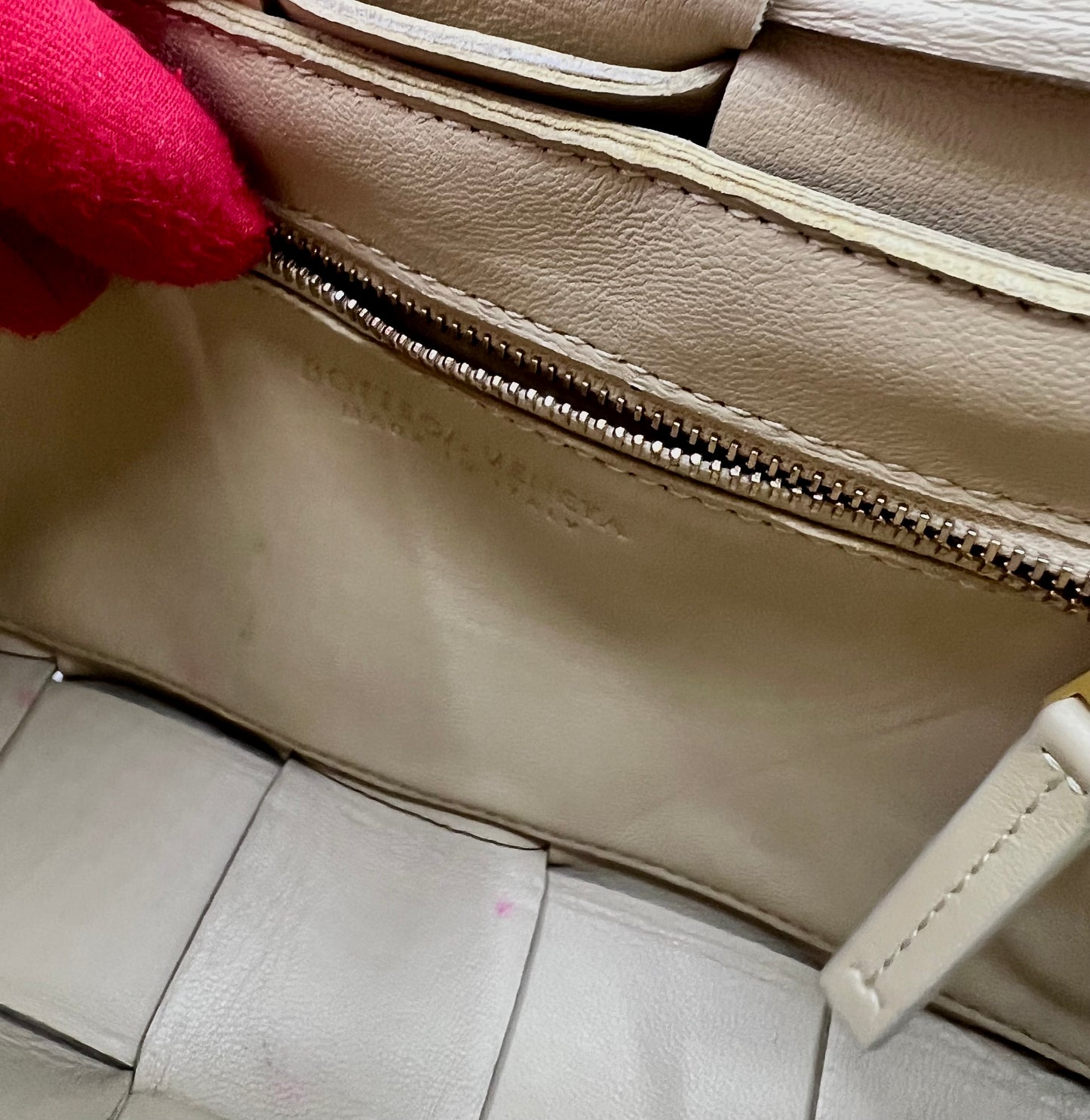 Bottega Venetta Cassette leather crossbody bag Mm size   (🇵🇭P59,340)