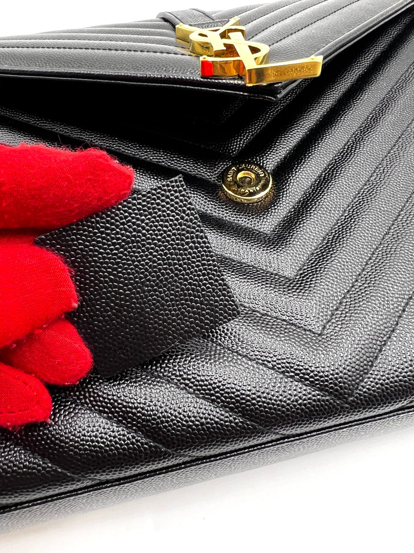 Yves Saint Laurent Chevron Large Envelope Flap Chain Shoulder Bag  (🇵🇭P94,600)