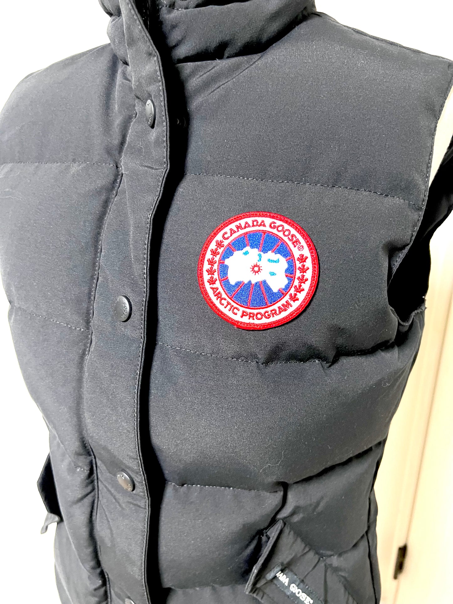Canada Goose Black Down Vest S~M Size (🇵🇭P23,220)