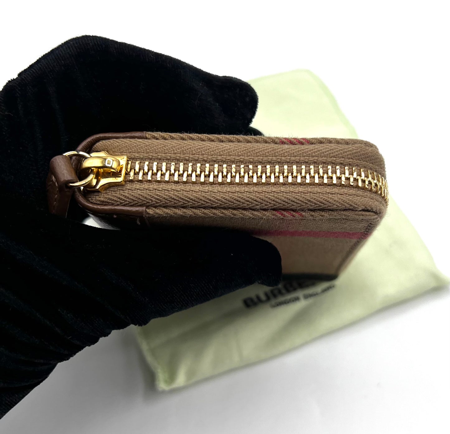 Burberry Canvas Leather Zip Around Card case  (🇵🇭P10,320)