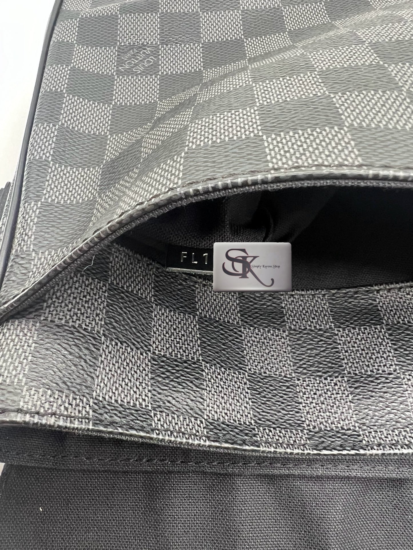 Lv Graphite District Pm size messenger bag   (🇵🇭P68,800)