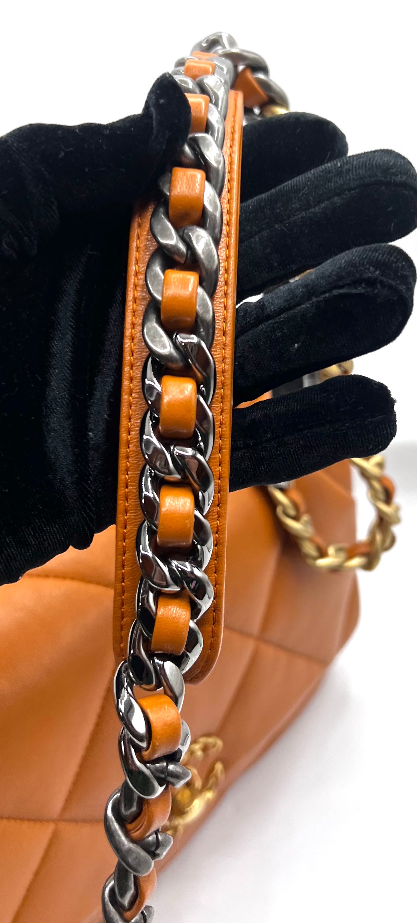 Chanel 19 Lambskin Camel Tone Mm Size IC chip 2 way Crossbody bag (🇵🇭P344,000)