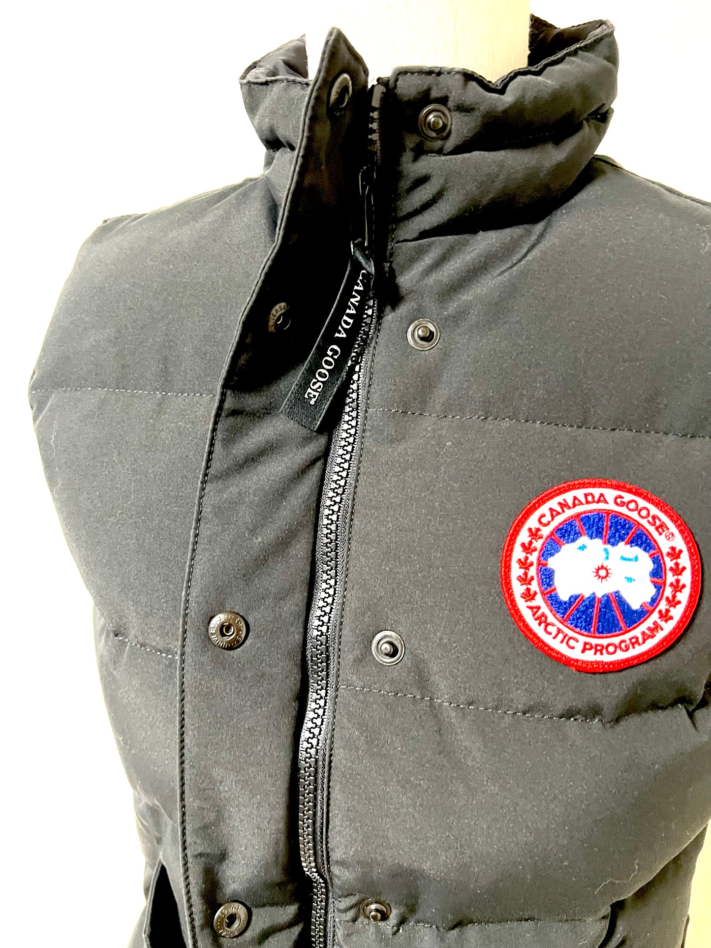 Canada Goose Black Down Vest S~M Size (🇵🇭P23,220)