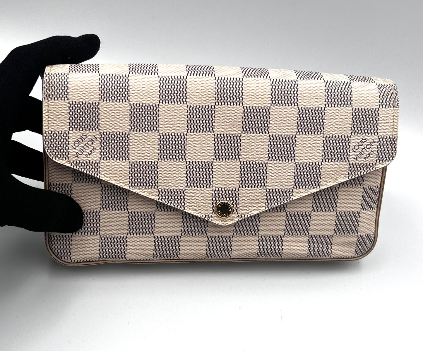 Louis Vuitton Felicie Azur Pochette wallet on chain         (🇵🇭P63,640)