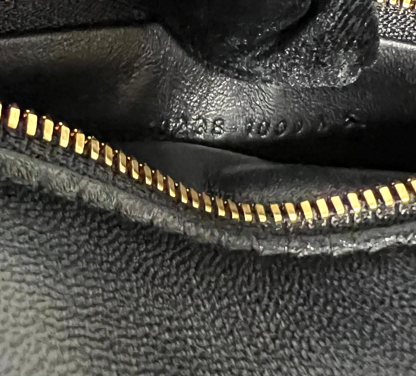 Balenciaga BB Black Leather Chain Shoulder Bag MM size   (🇵🇭P59,340)