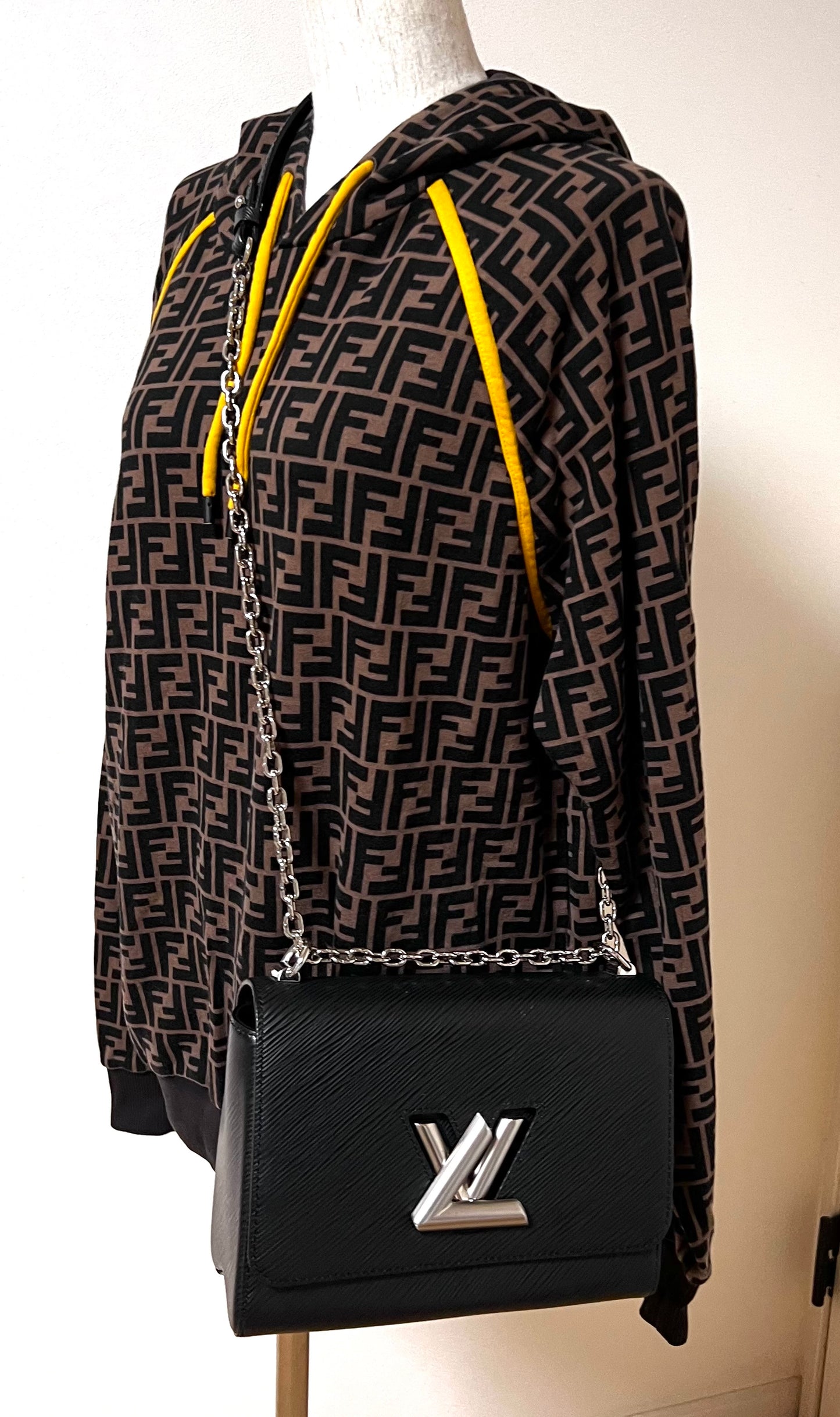 Louis Vuitton Black Epi Twist Flap Chain Shoulder Bag Mm size (🇵🇭P107,500)