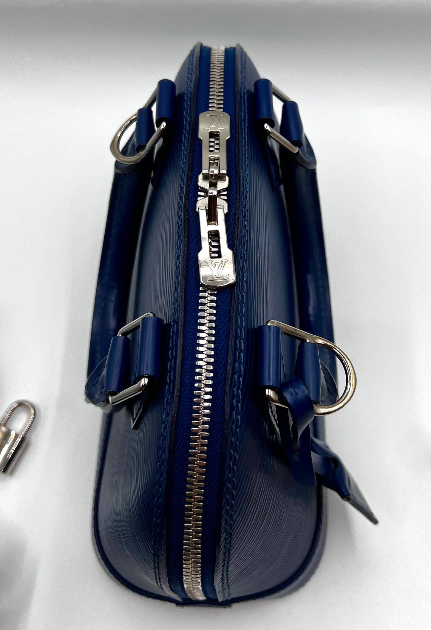 Louis Vuitton Epi  Navy Blue Alma BB 2 way bag                  (🇵🇭P68,800)