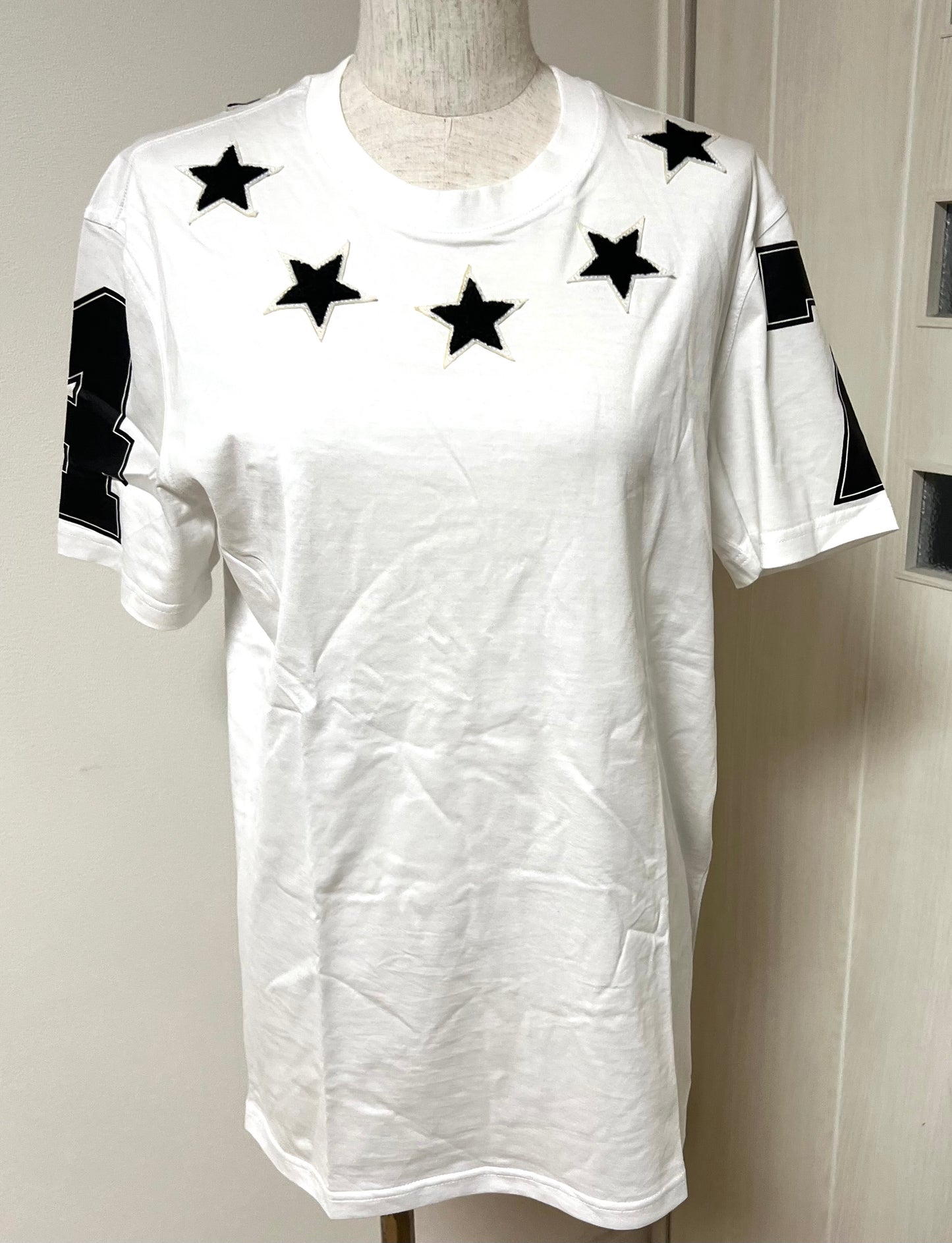 Givenchy White Tshirt with Star Motif M size Ladies (🇵🇭P6,880)