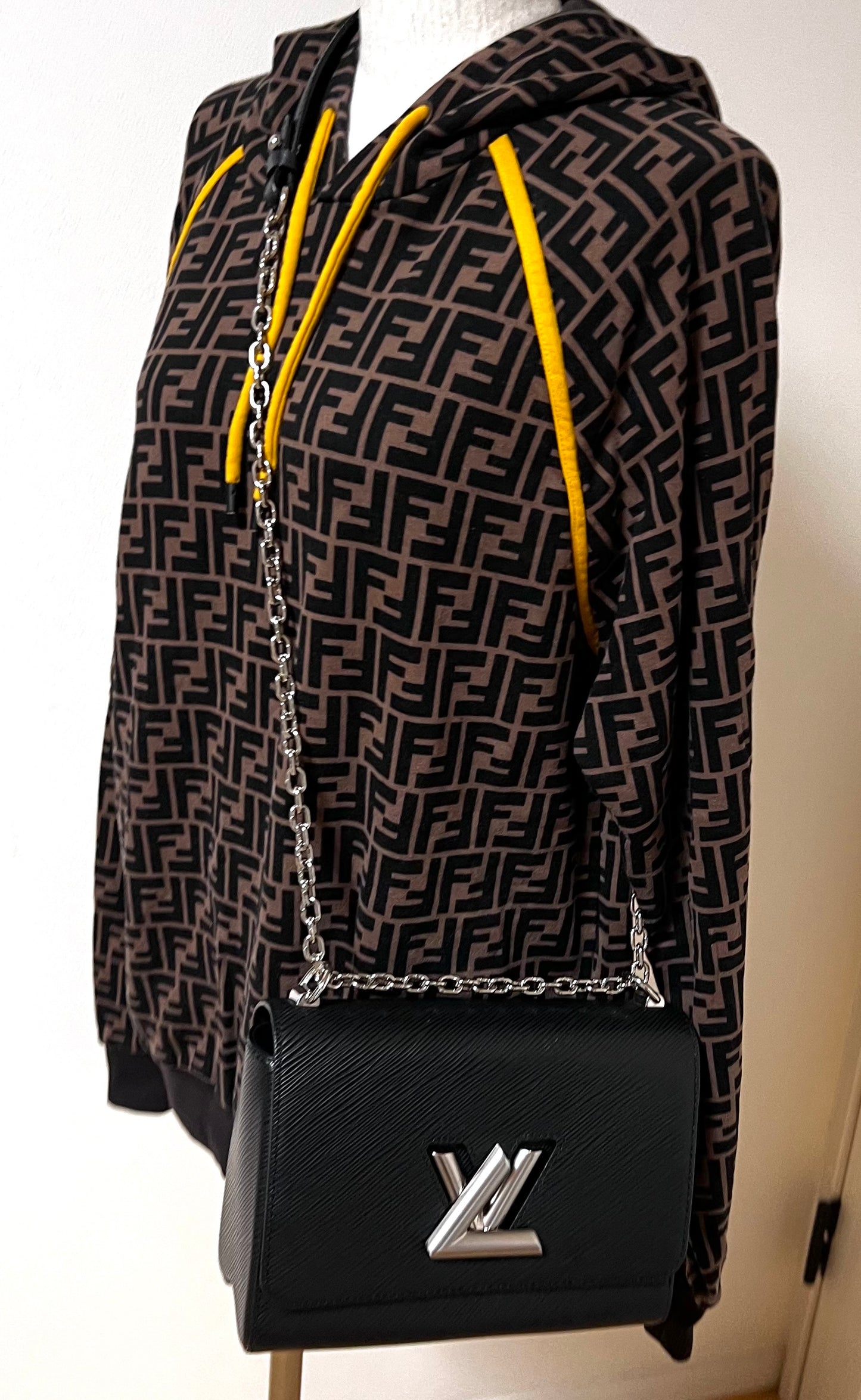 Louis Vuitton Black Epi Twist Flap Chain Shoulder Bag Mm size (🇵🇭P107,500)