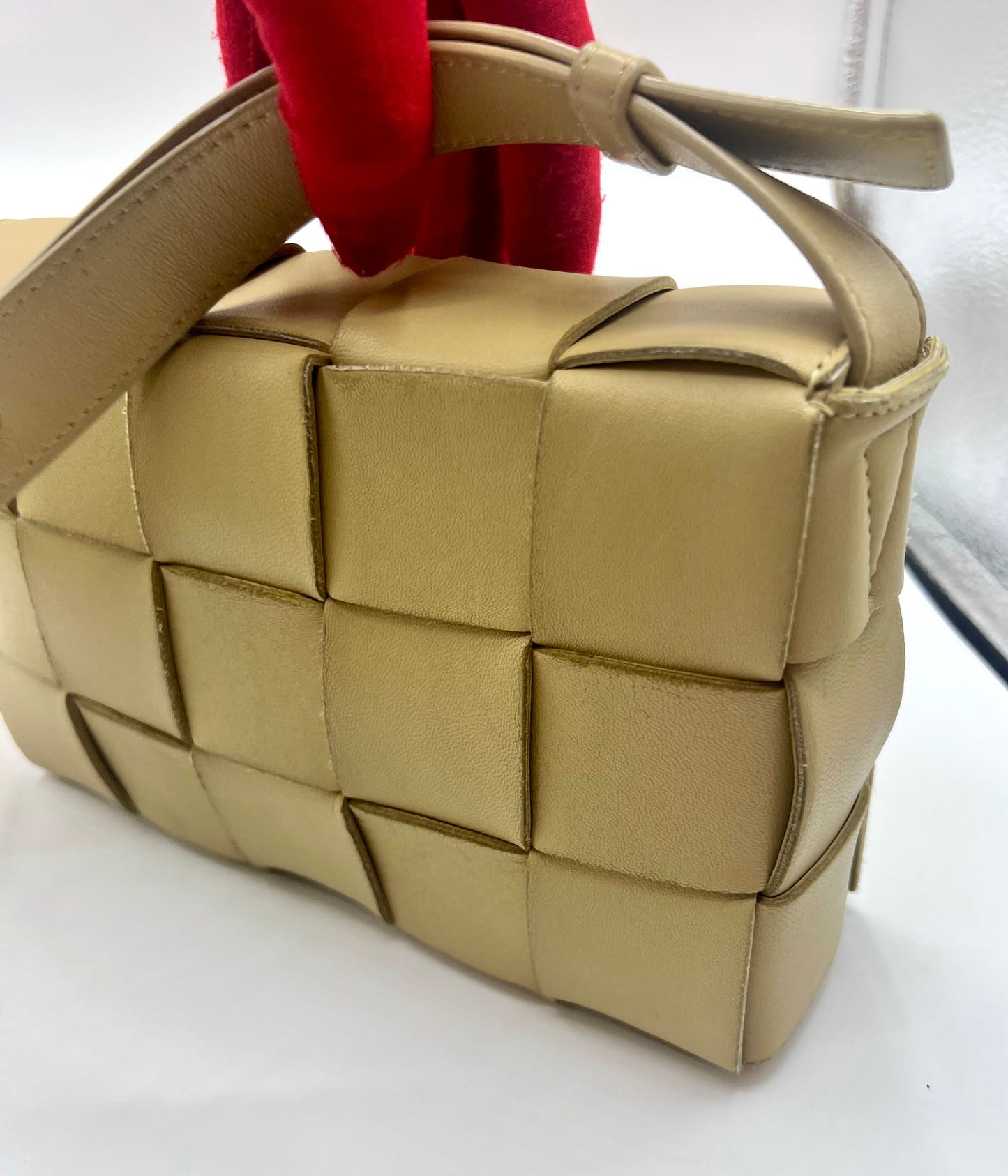 Bottega Venetta Cassette leather crossbody bag Mm size   (🇵🇭P59,340)