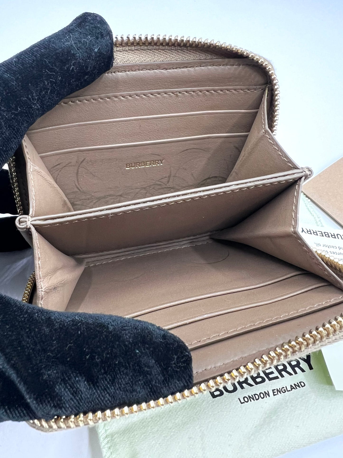 Burberry Canvas Leather Zip Around Card case  (🇵🇭P10,320)