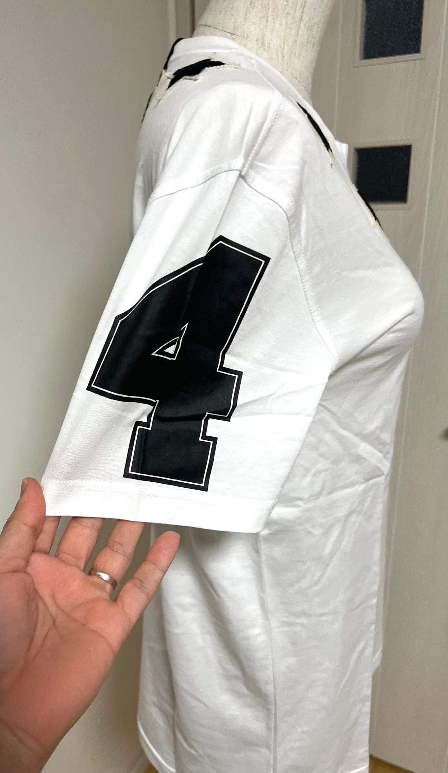 Givenchy White Tshirt with Star Motif M size Ladies (🇵🇭P6,880)