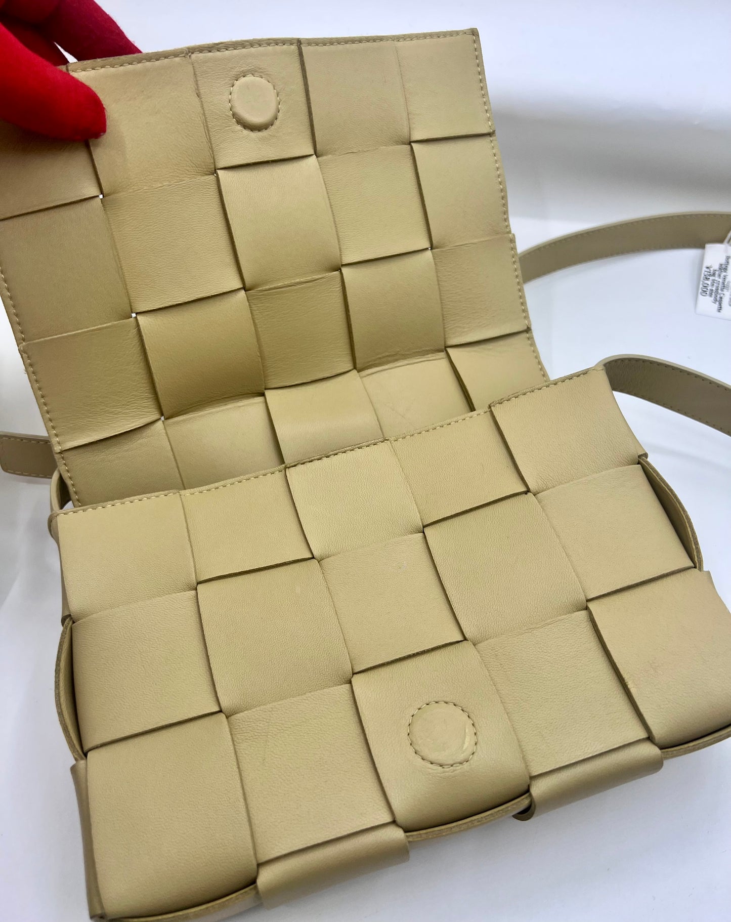 Bottega Venetta Cassette leather crossbody bag Mm size   (🇵🇭P59,340)