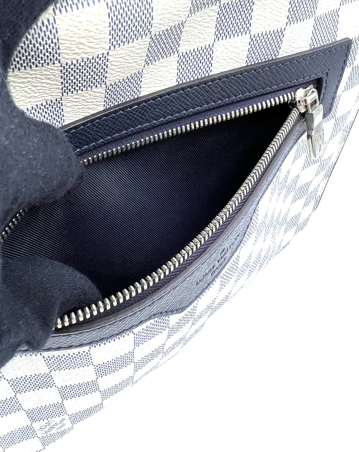 Louis Vuitton Azur Match Point Messenger Crossbody Bag     (🇵🇭P59,340)