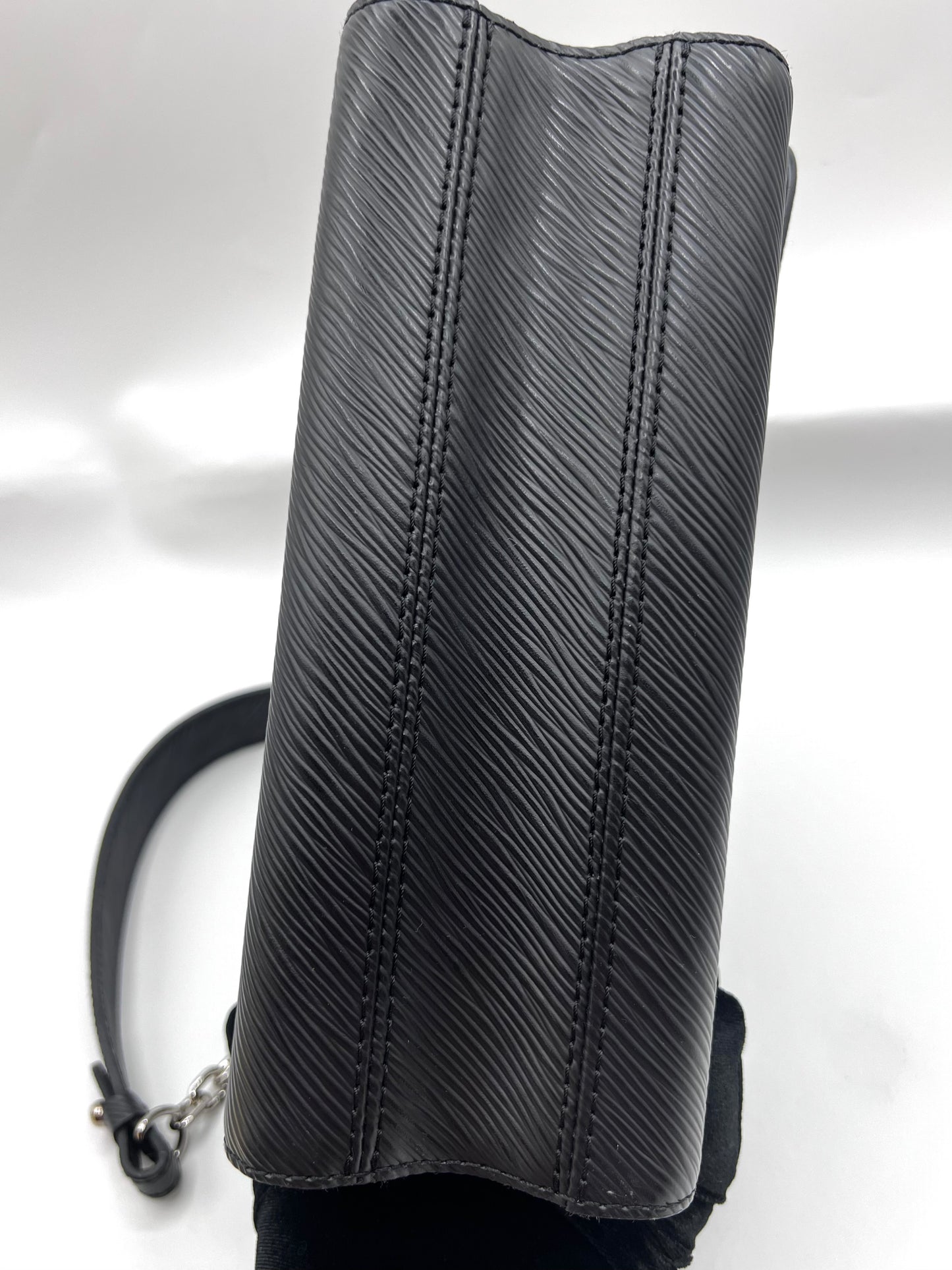 Louis Vuiiton Twist Black Epi MM Size Flap Chain Bag         (🇵🇭P103,200)