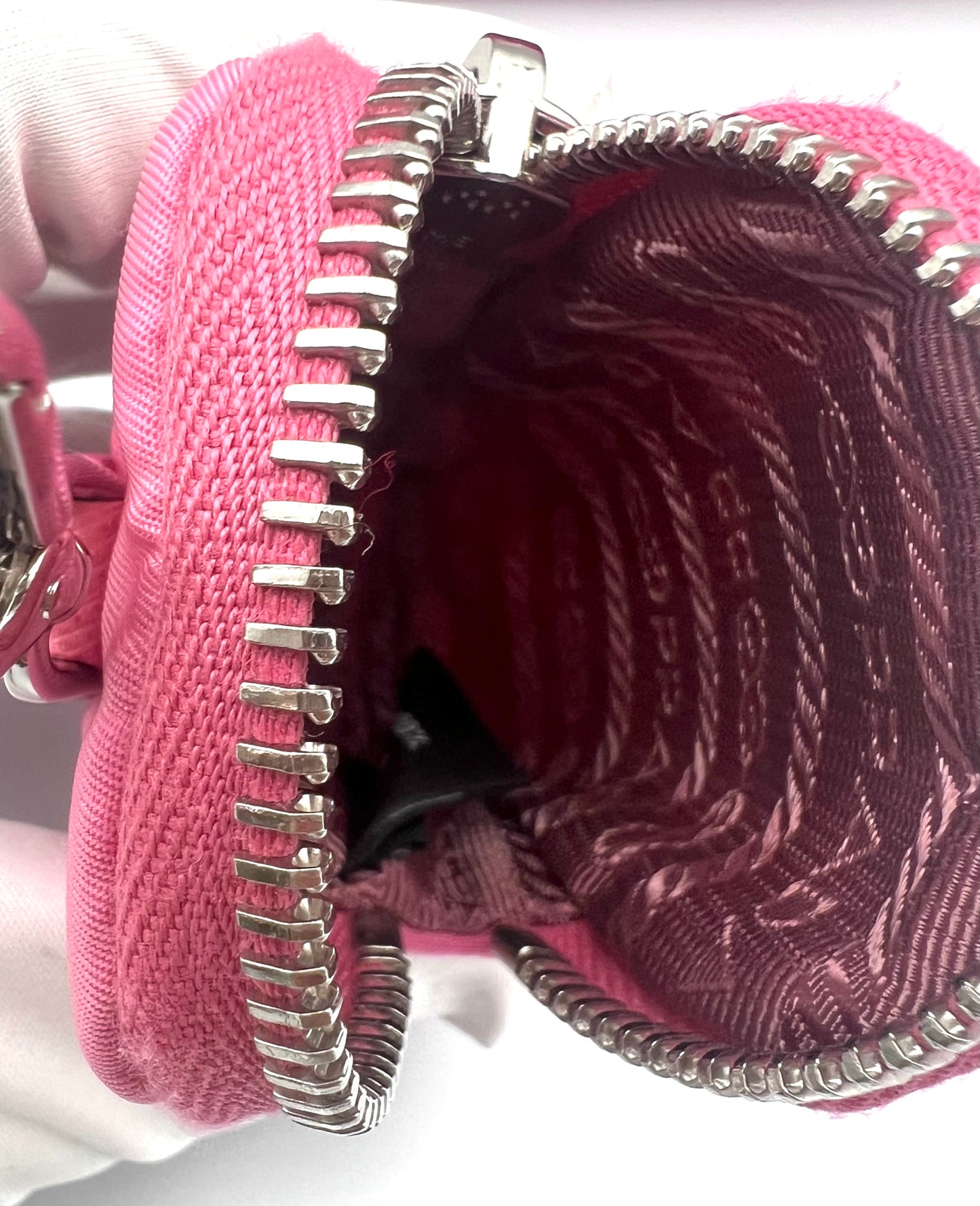 Prada Tessuto Nylon Sakura Pink Re-Edition 2005 Crossbody Bag (🇵🇭P72,240)