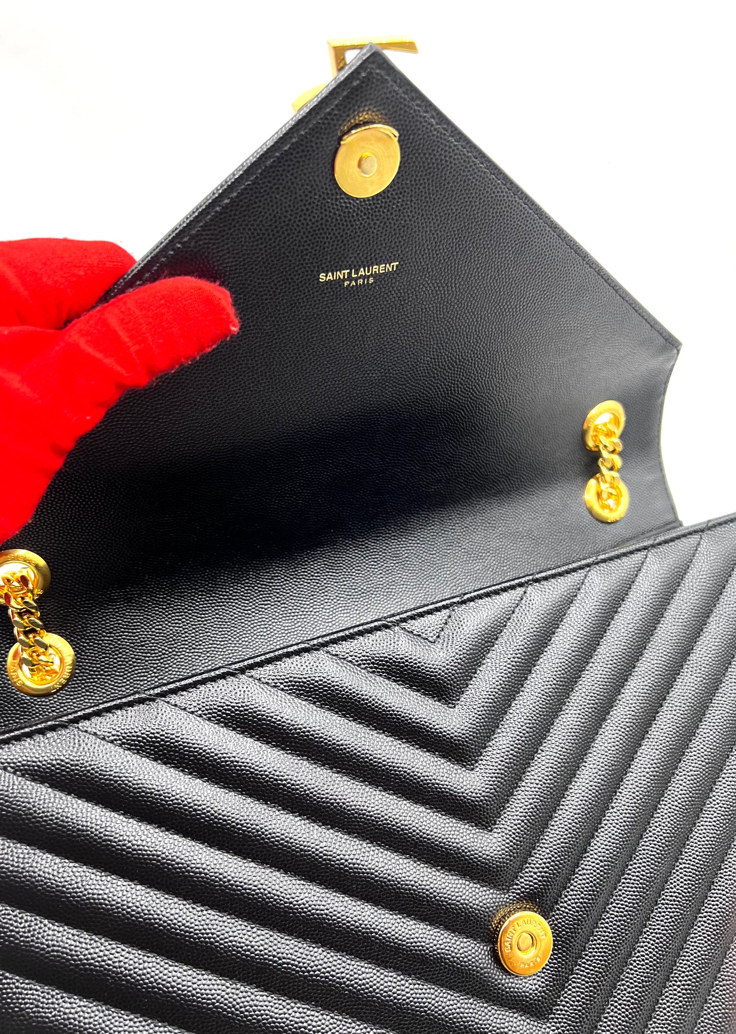 Yves Saint Laurent Chevron Large Envelope Flap Chain Shoulder Bag  (🇵🇭P94,600)