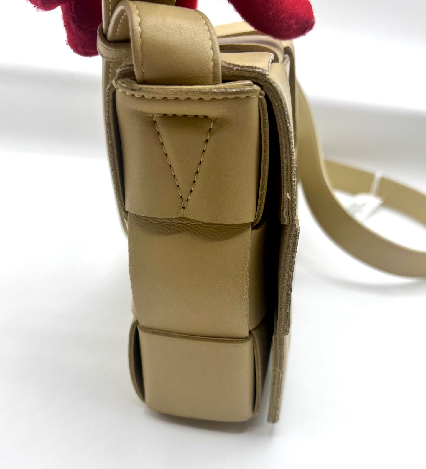 Bottega Venetta Cassette leather crossbody bag Mm size   (🇵🇭P59,340)